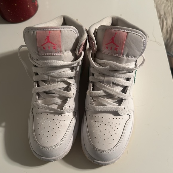 Air jordan 1 mid SE GS ‘ice cream’ size 5.5 Y (fits woman size 7) - Picture 2 of 2